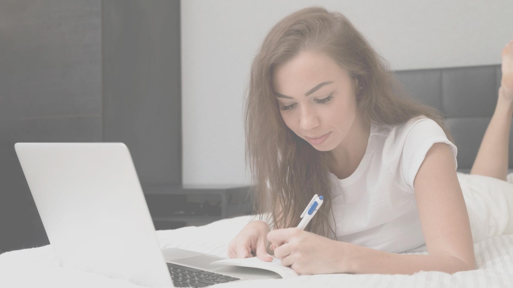 Modernes Büro mit Teamarbeit und Finanzanalysen